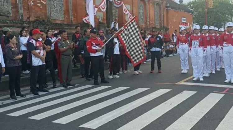 Babinsa Kawal Gerak Jalan HUT RI di Klungkung
