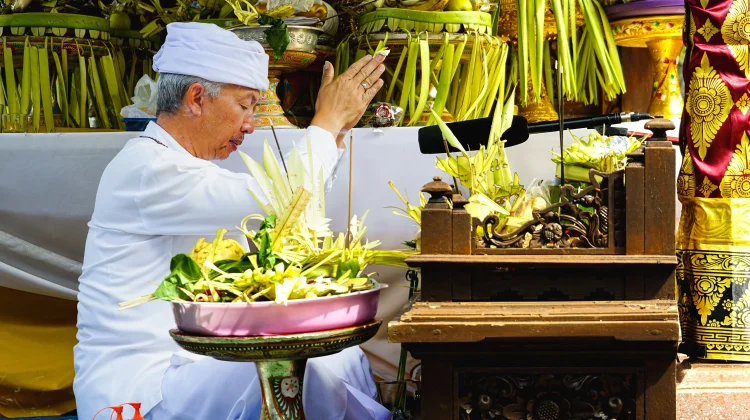 Memahami Tingkatan Banten Anggara Kasih Sesuai Sastra Suci