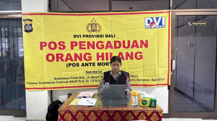 Tim DVI Polda Bali Tangani Kebakaran KMP Putri Yasmin