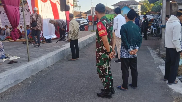 Babinsa Kampung Kusamba Gelar Pengamanan Ketat Tradisi Saparan