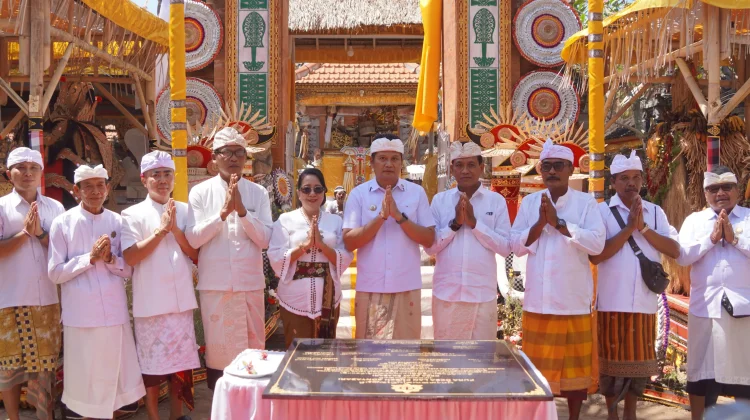 Bupati Kembang Puji Karya Agung Ngenteg Linggih Desa Adat Ekasari Labdakarya