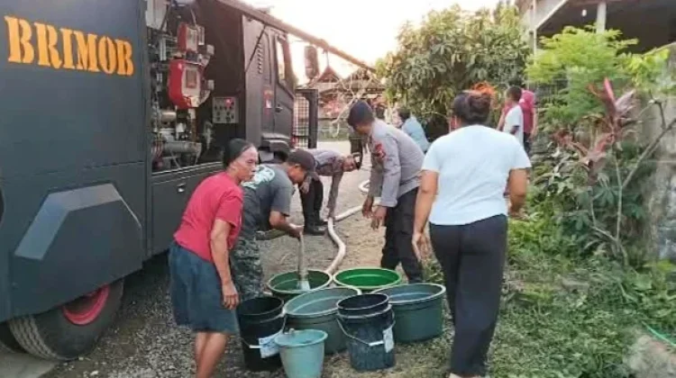 Water Cannon Polisi Sasar Warga Kekeringan Melaya