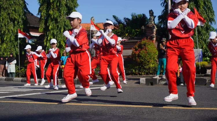 Sambut HUT RI ke-81, Bupati Satria Saksikan Lomba Gerak Jalan Indah Tingkat SD