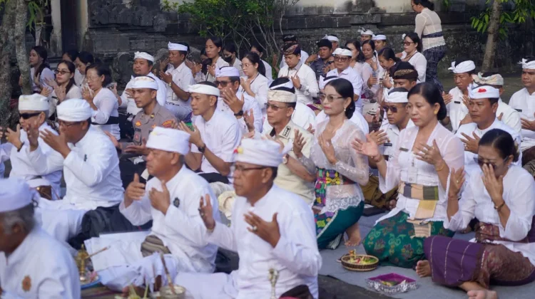 Jelang HUT RI ke-81, Bupati dan Wakil Bupati Klungkung Pimpin Persembahyangan