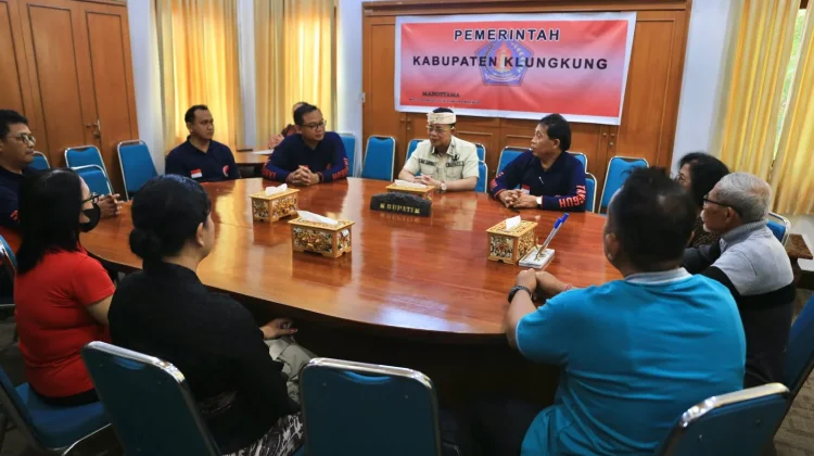 Bupati Satria Serahkan Bansos bagi Warga Terdampak Bencana Alam