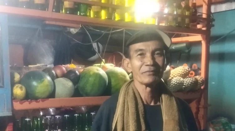 Jualan Es Buah, Komang Degeng Biayai Kuliah Anak