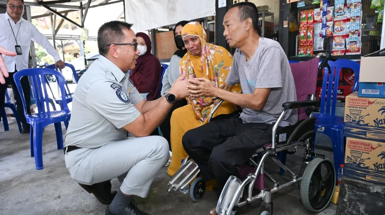 Dirut JR Serahkan Santunan kepada Ahli Waris Korban KMP Putri Yasmin