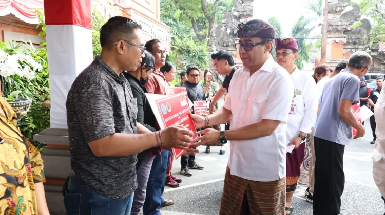 Wali Kota Jaya Negara Serahkan Bantuan kepada Warga Terdampak Bencana
