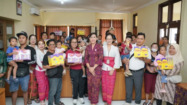 Ketua TP Posyandu Gianyar Pantau Pemberian PKMK bagi Balita Stunting