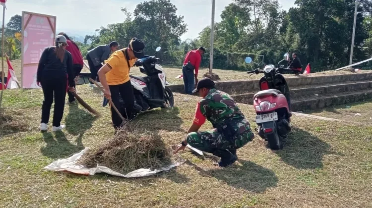 Babinsa Jatiluwih Pasang Umbul-umbul dan Perlengkapan Lomba jelang HUT RI