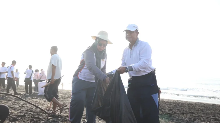 Semarak Hari Pengayoman ke-81, Kanwil Kemenkum Bali Gelar Aksi Bersih Pantai
