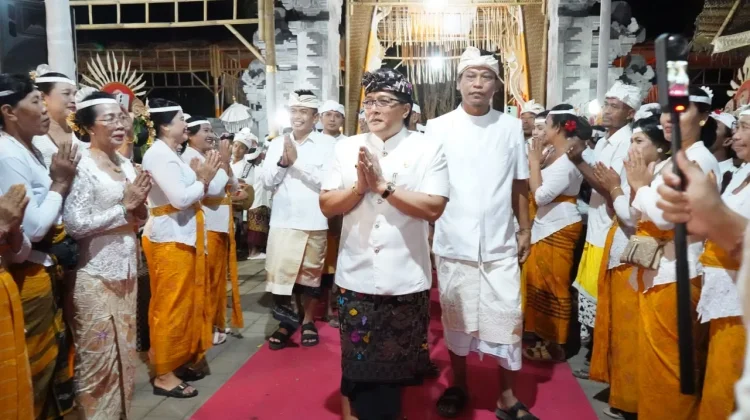 Hadiri Karya Agung, Wagub Giri Prasta Apresiasi Masyarakat Desa Adat Ekasari