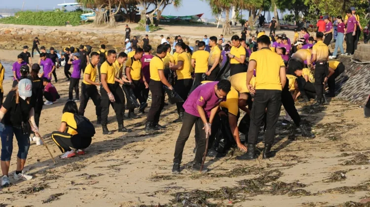 Wakapolda Bali Pimpin Aksi Bersih Pantai Mertasari