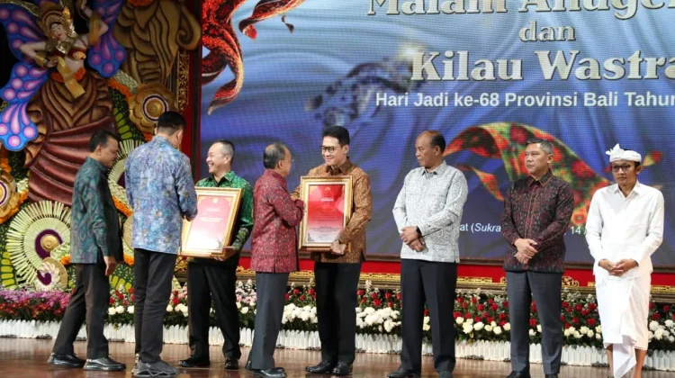 Kapolda Bali Terima Anugerah Kerthi Bali Sewaka Nugraha