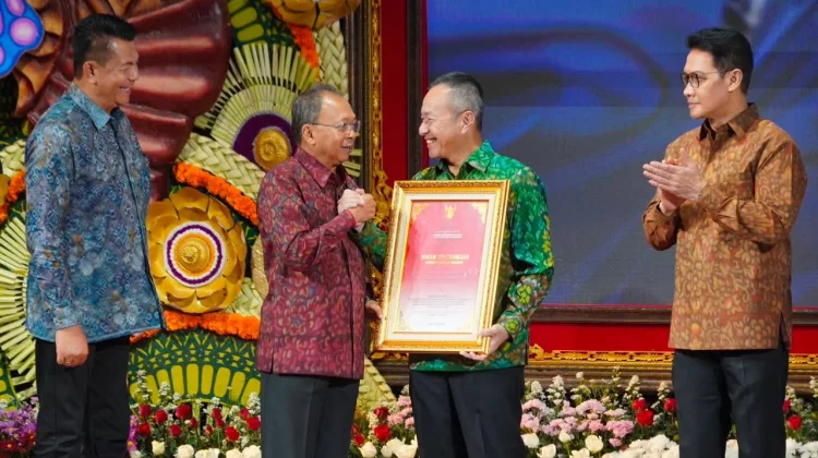 Pangdam Udayana Raih Penghargaan Kerthi Bali Sewaka Nugraha