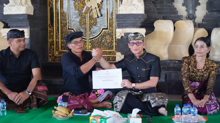 Bupati Satria Serahkan Bantuan Ngaben Massal di Nusa Penida
