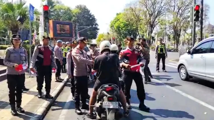 Polisi Jembrana Bagikan Ratusan Bendera ke Pengendara