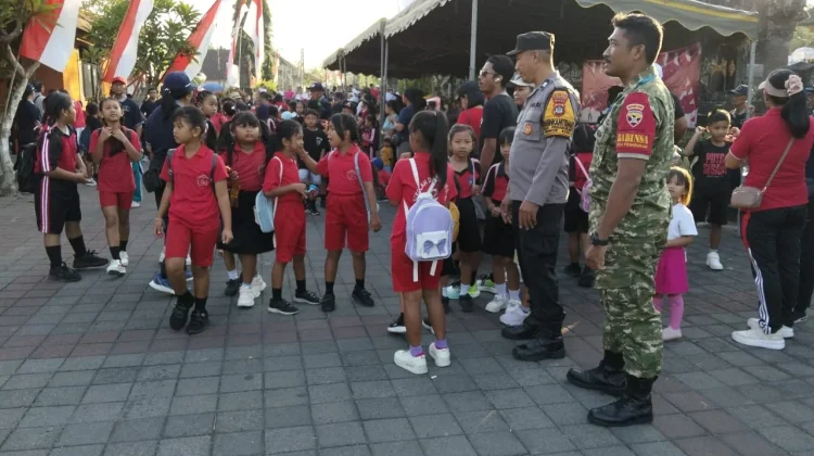Babinsa Penarukan Kawal Jalan Sehat Semarakkan HUT Kemerdekaan RI