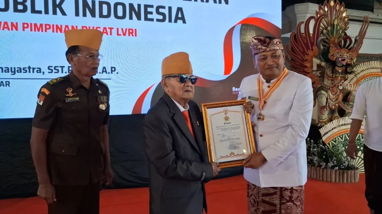 Bupati Gianyar Made Mahayastra Terima Penghargaan Bintang LVRI