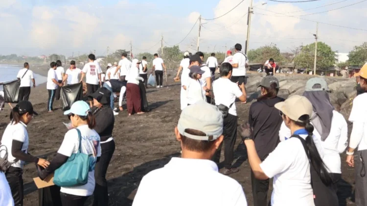 Hari Pengayoman ke-81, Kanwil Kemenkum Bali Gelar Aksi Bersih Pantai