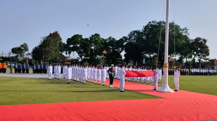Upacara Penurunan Bendera HUT ke-81 RI di Gianyar Berlangsung Khidmat
