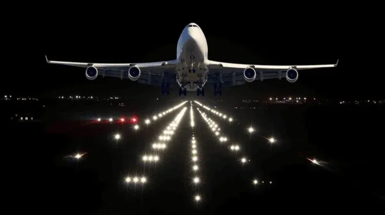 Terbang saat Orang Lain Tidur, Apa Untungnya Memilih Red Eye Flight?
