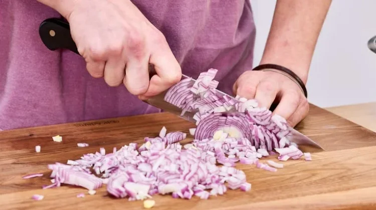 Bukan Sedih, Ini Alasan Seseorang Menangis saat Potong Bawang