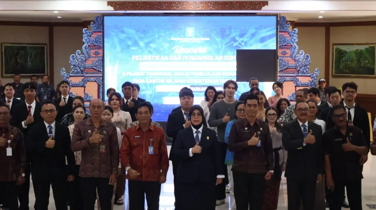 Kakanwil Kemenkum Bali Lantik 20 WNI dan Pejabat Fungsional