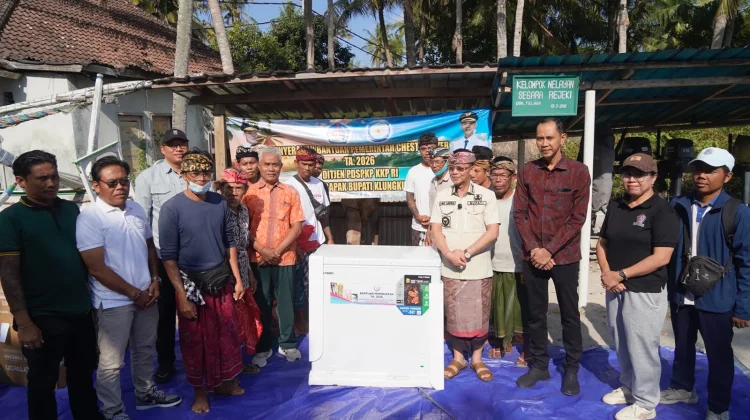 Bupati Satria Serahkan Bantuan Chest Freezer untuk KUB Segara Rejeki