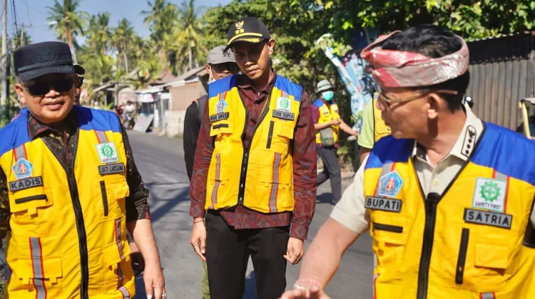 Bupati Satria Tinjau Progres Pengerjaan Jalan Sampalan-Toyapakeh