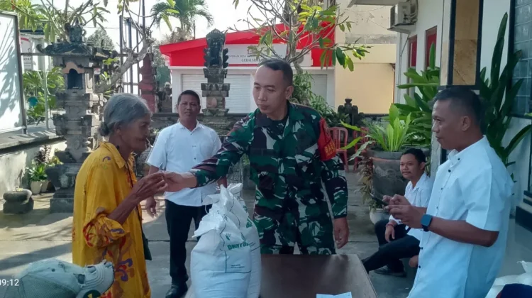 Babinsa Kerambitan Dampingi Penyaluran Bantuan bagi Warga Penerima Manfaat