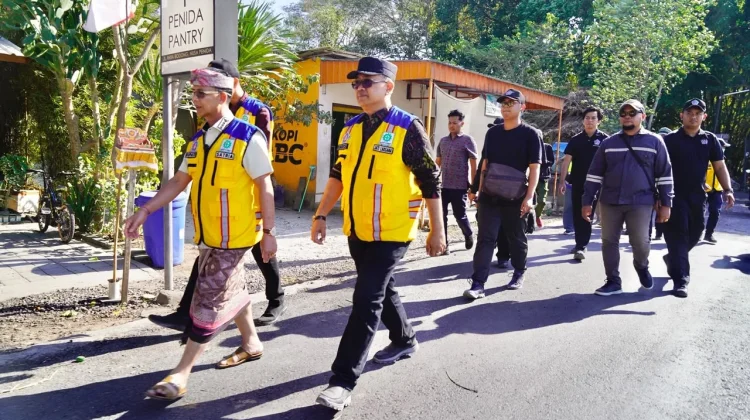 Bupati Klungkung Tinjau Progres Pengerjaan Jalan Sampalan-Toyapakeh