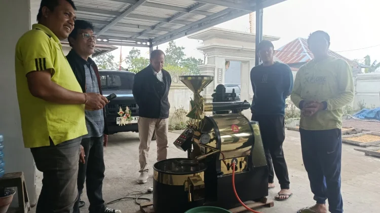 Petani Desa Pengejaran Olah Kopi Sangrai Mandiri