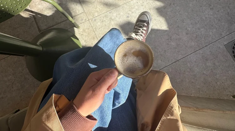 Ini Alasan Anda Perlu Ngopi dan Terkena Matahari Pagi