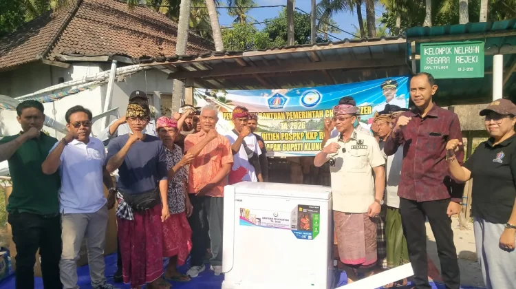 Bantuan Chest Freezer Perkuat Ekonomi Nelayan Nusa Penida