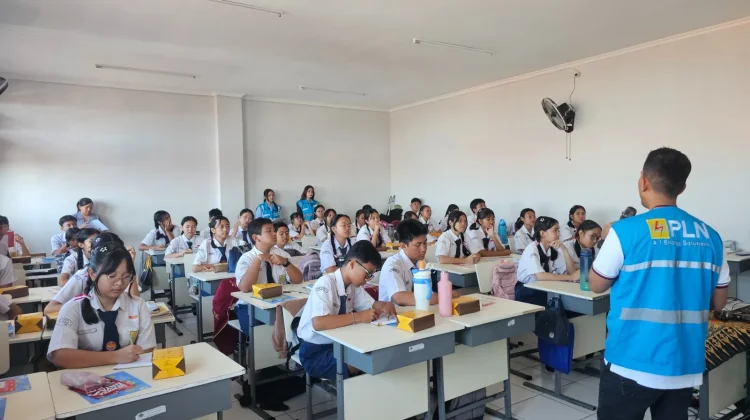 PLN Mengajar Bekali Siswa SMPN 16 Denpasar soal Keselamatan Listrik