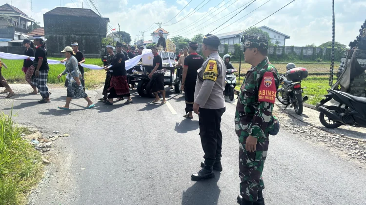 Sinergitas Babinsa Nyambu Jaga Keamanan Prosesi Ngaben