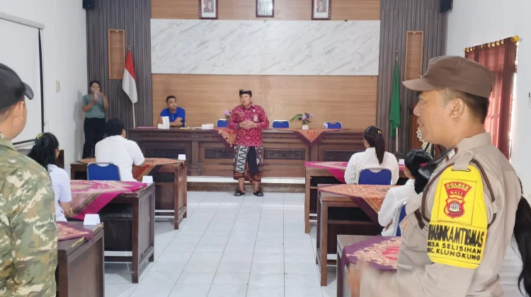 Babinsa Selisihan Kawal Seleksi Perangkat Desa Aman Lancar