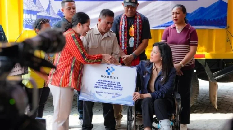Komdigi Serahkan Logistik dan Perangkat Konektivitas bagi Korban Gempa NTT