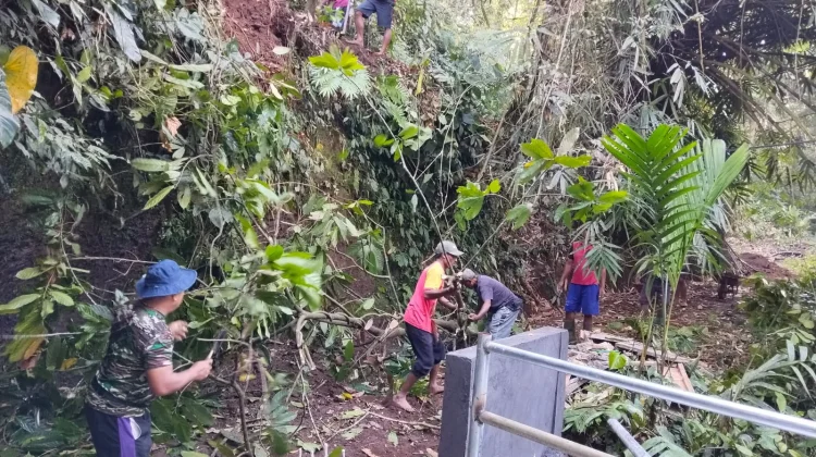 Gotong Royong Warnai Pembangunan Jembatan Garuda Getakan