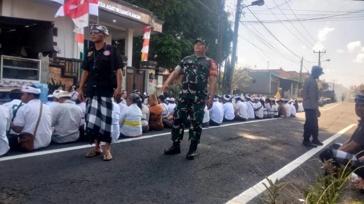 Tiga Pilar Amankan Tradisi Nunas Daun Beringin Semarapura