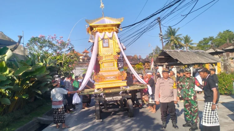Babinsa Kelating Kawal Prosesi Ngaben Pastikan Lalu Lintas Lancar