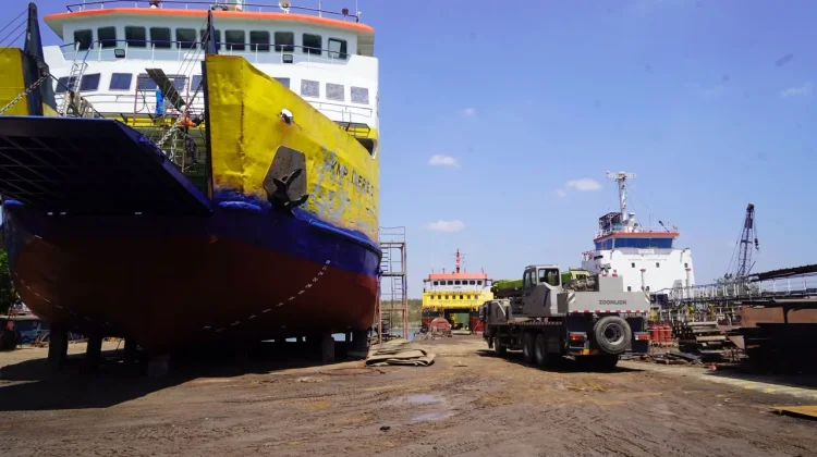 Bupati Satria Pastikan Proses Docking KMP Nusa Jaya Abadi Berjalan Lancar