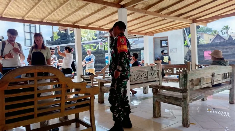 Babinsa Lembongan Jaga Keamanan di Pelabuhan Mushroom