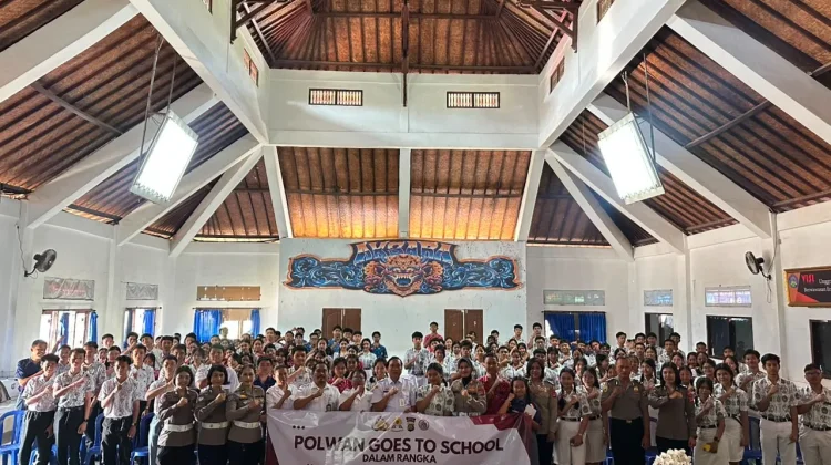Polwan Polres Gianyar Edukasi Pelajar lewat Program Polwan Goes To School