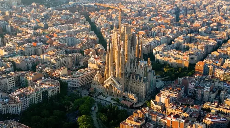 Menara Sagrada Família Jadi Gereja Tertinggi di Dunia