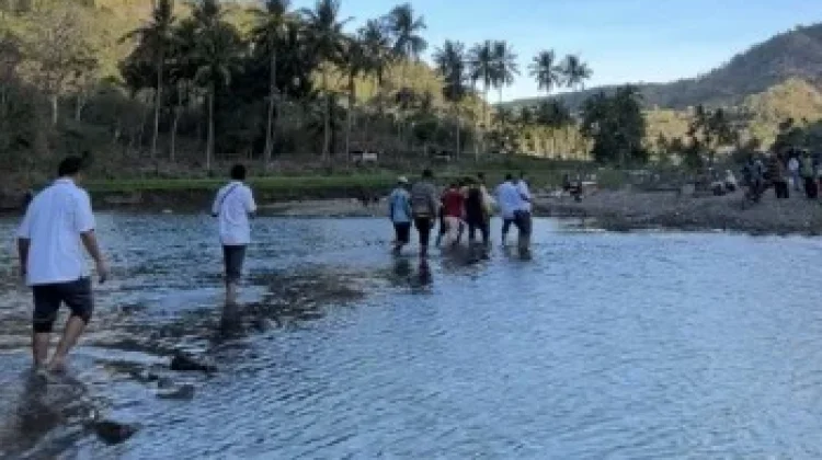 Pegadaian Salurkan Bantuan untuk Pembangunan Jembatan Raba Sa’u Desa Mawu