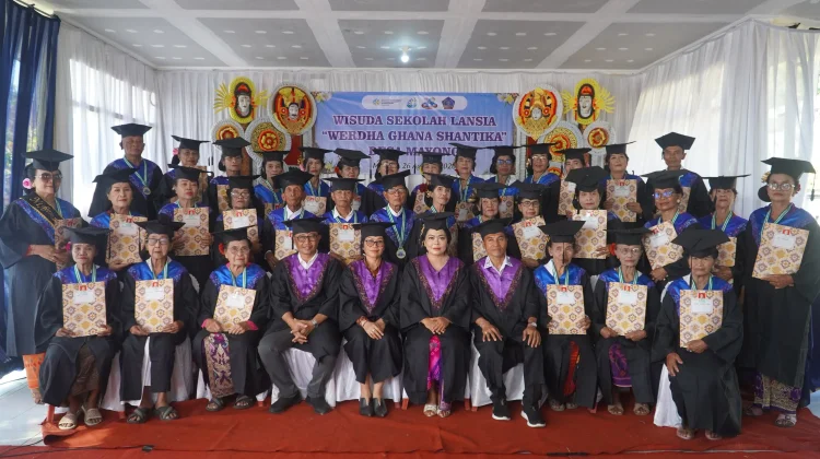 BKKBN Bali Apresiasi Wisuda 34 Siswa Sekolah Lansia di Buleleng