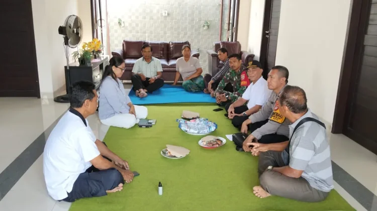 Babinsa Penarukan Perkuat Penyelesaian Persoalan Secara Kekeluargaan