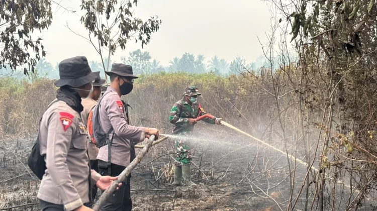 Brimob Polda Bali Bantu Padamkan Karhutla Kubu Raya